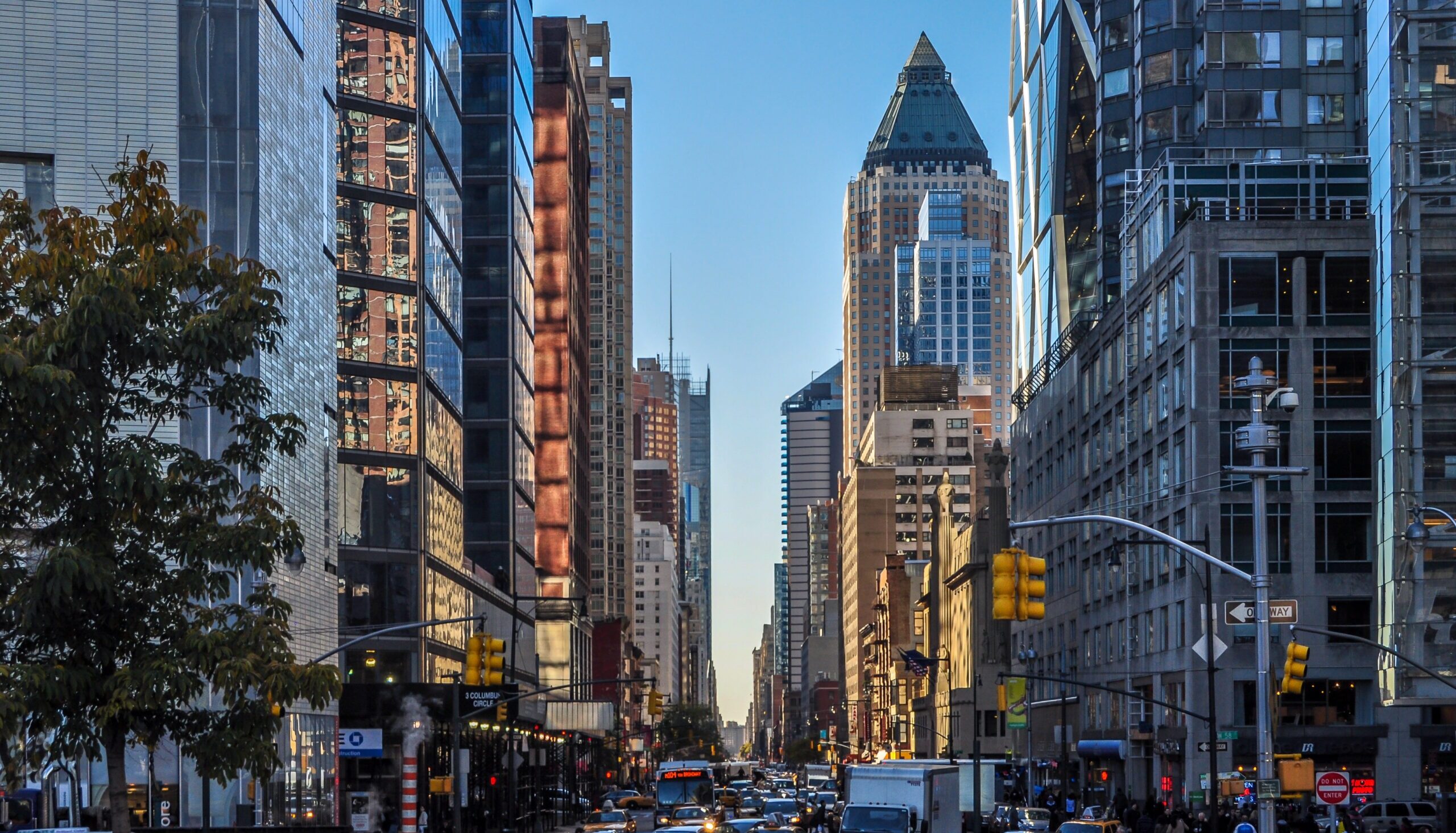 NYC street scene New York - decarbonising real estate